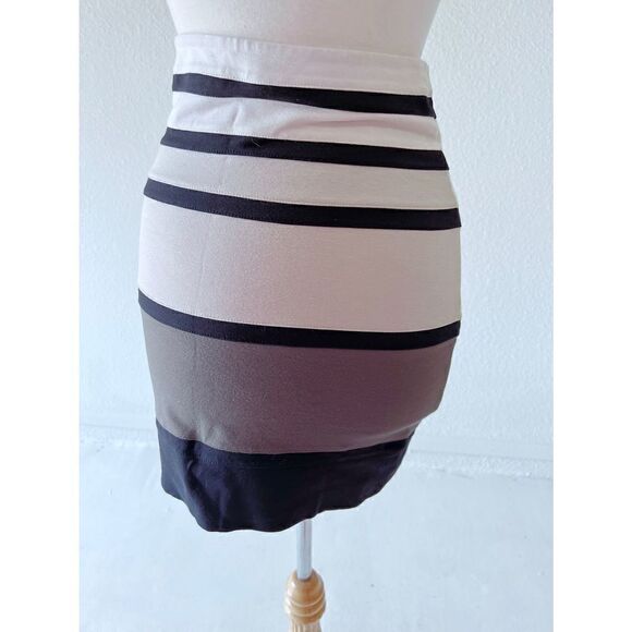 Express Monochromatic Mini Skirt - Picture 3 of 5